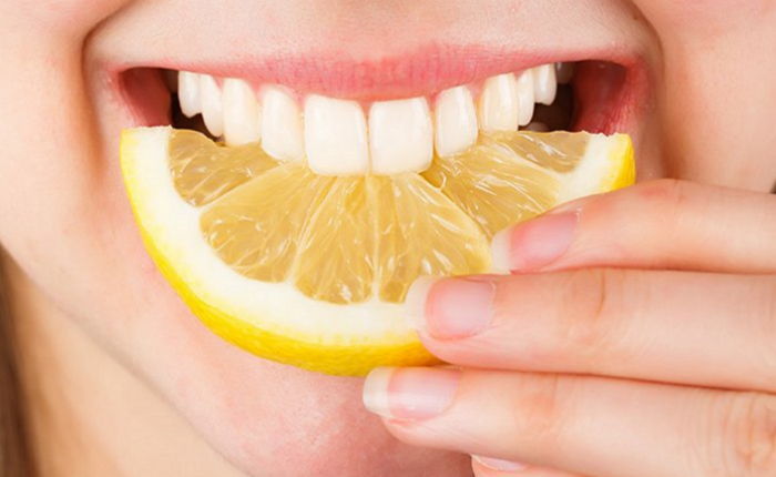 Lemon fruit used to whiten teeth at home