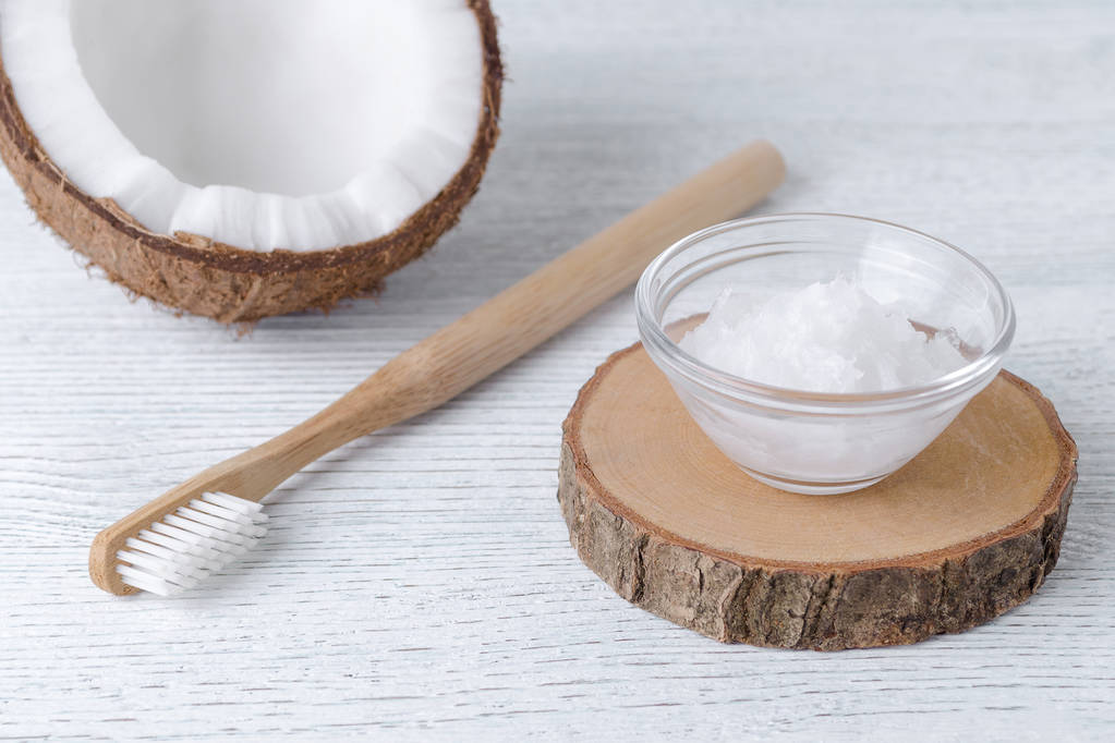 Coconut oil toothpaste